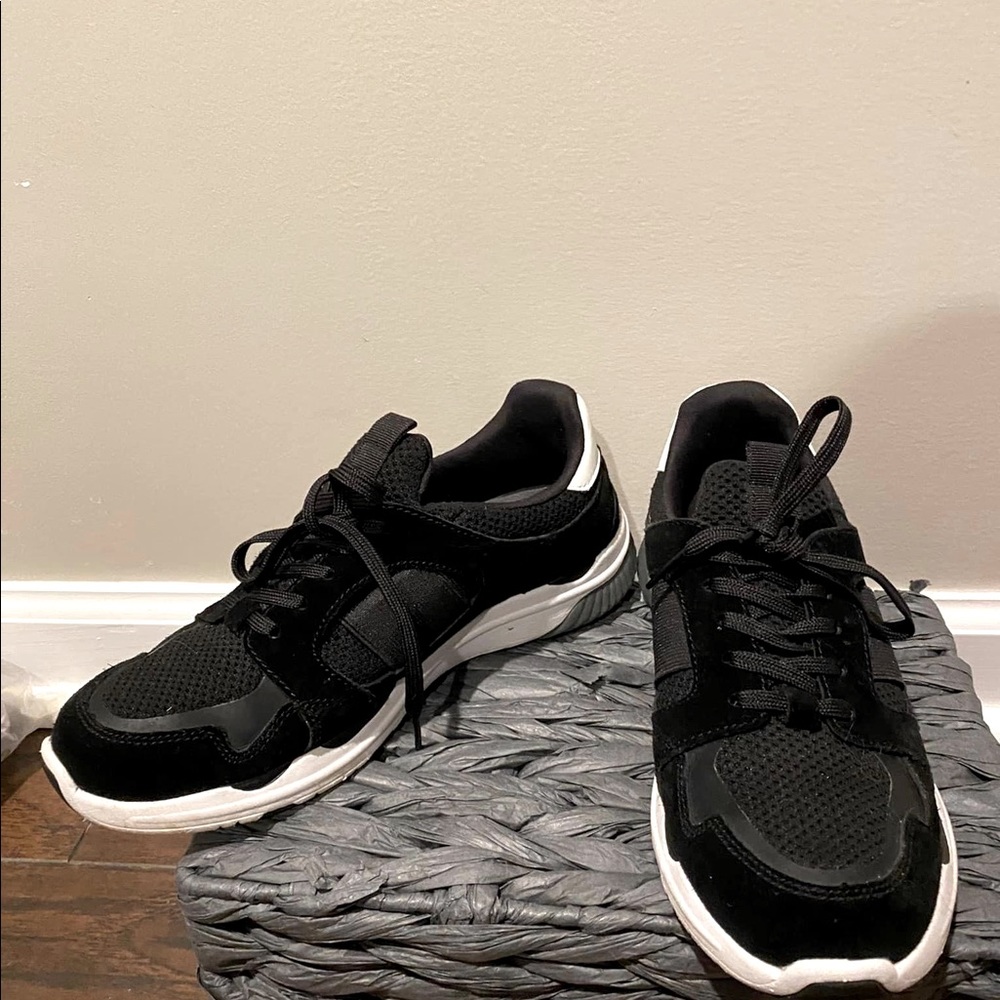 Black tennis shoes